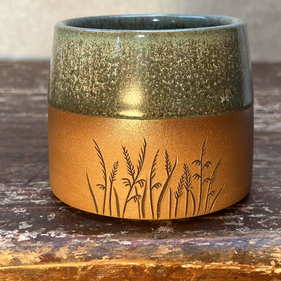 Kalíšek s luční trávou