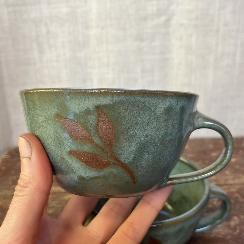 Dvojice miskových hrnků s lístky