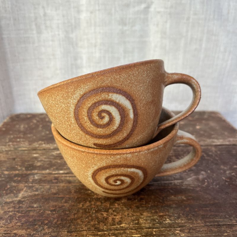 Dvojice hrnků se spirálou