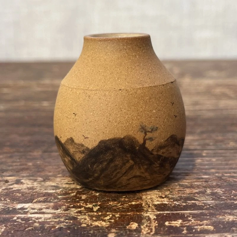 Miniaturní vázička s malbou inspirovanou Japonskem