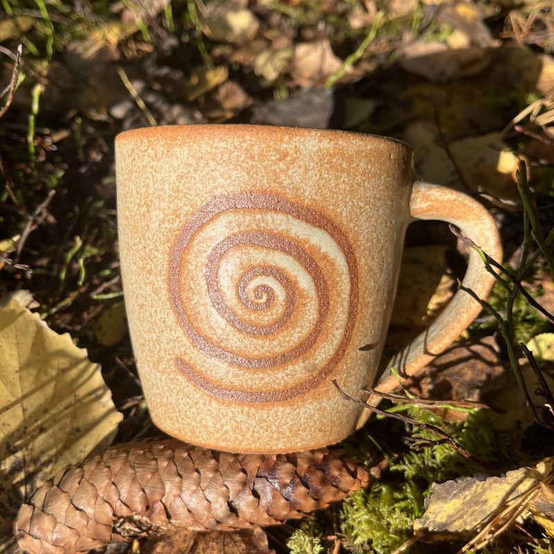 Béžový hrnek se spirálou