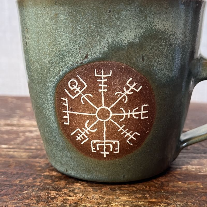 Hrnek Vegvísir tmavý