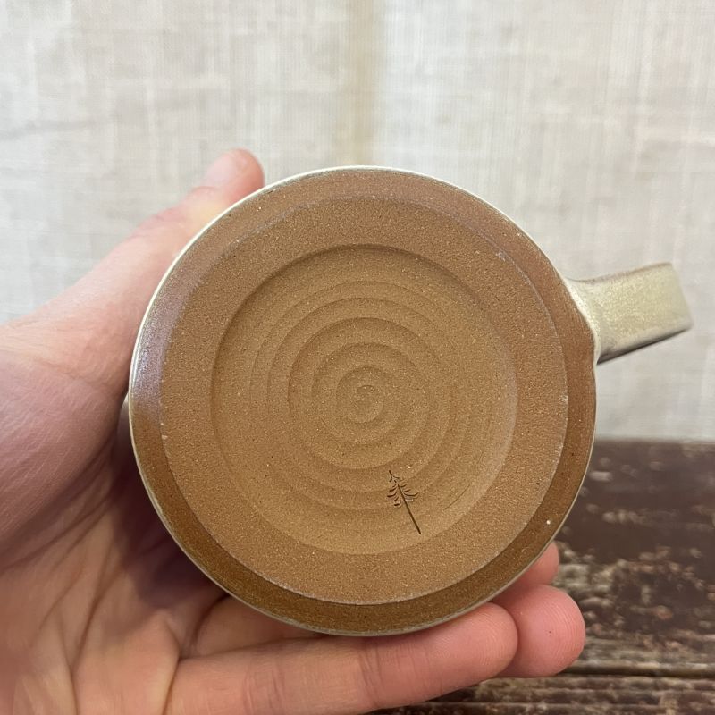 Krémový hrnek s lístky