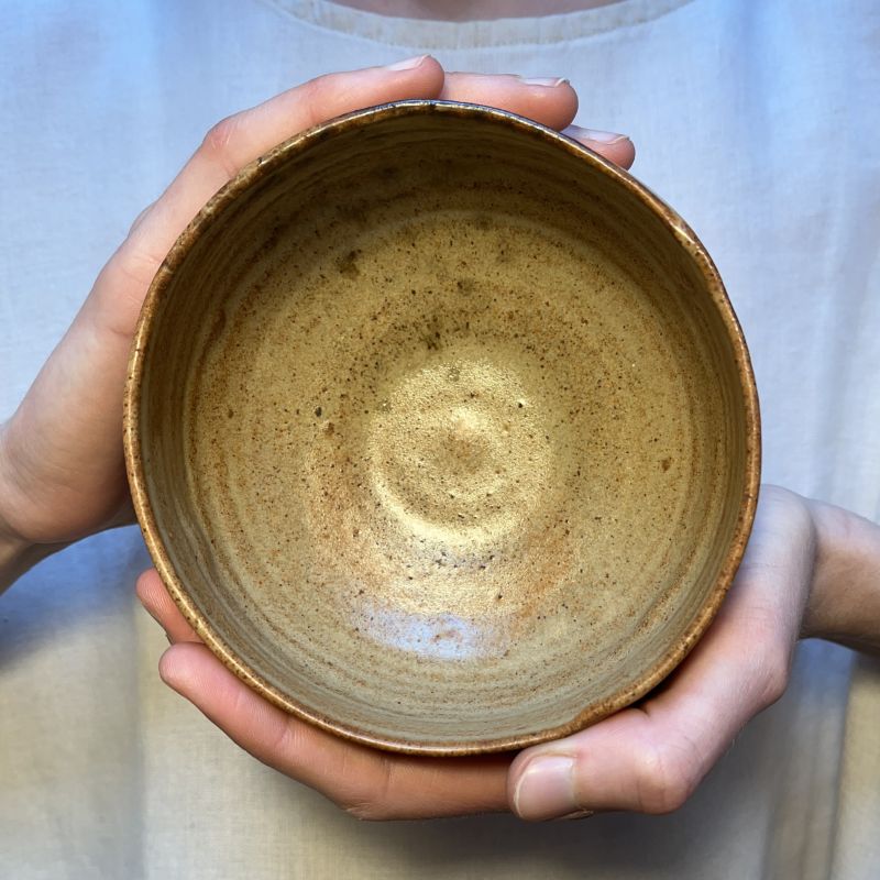 Béžový chawan s popelovým dekorem