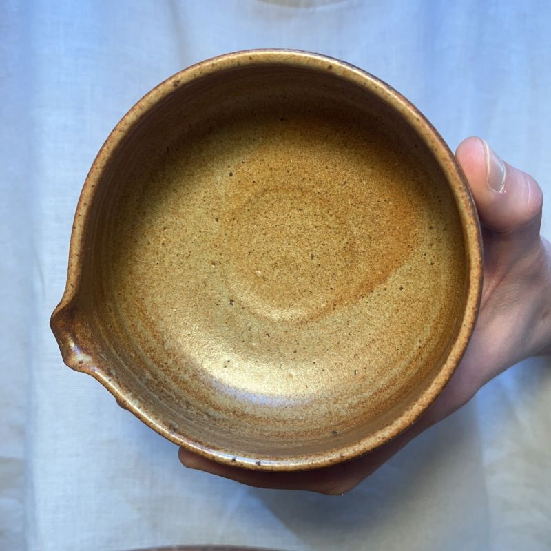 Hnědý chawan s hubičkou