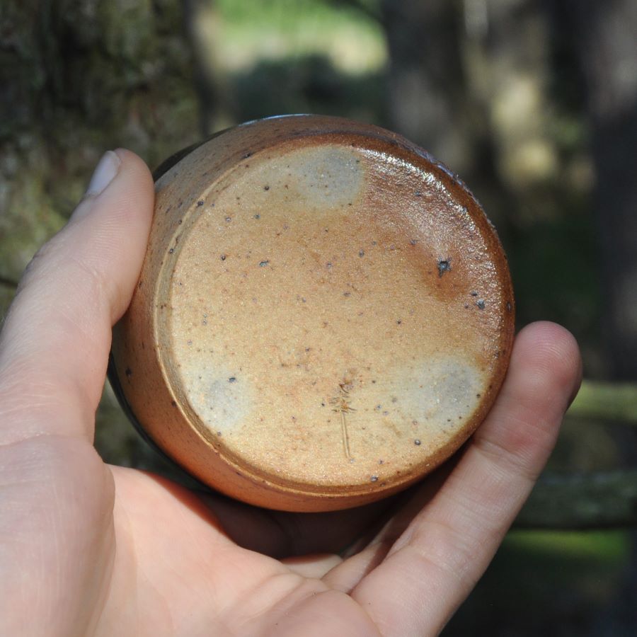 Kalíšek s trávou dřevem pálený sežehnutý