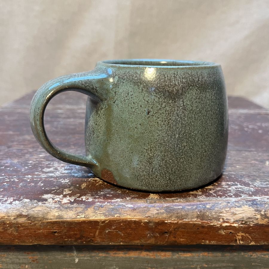 Zelenkavý hrnek se zasněným ptáčkem