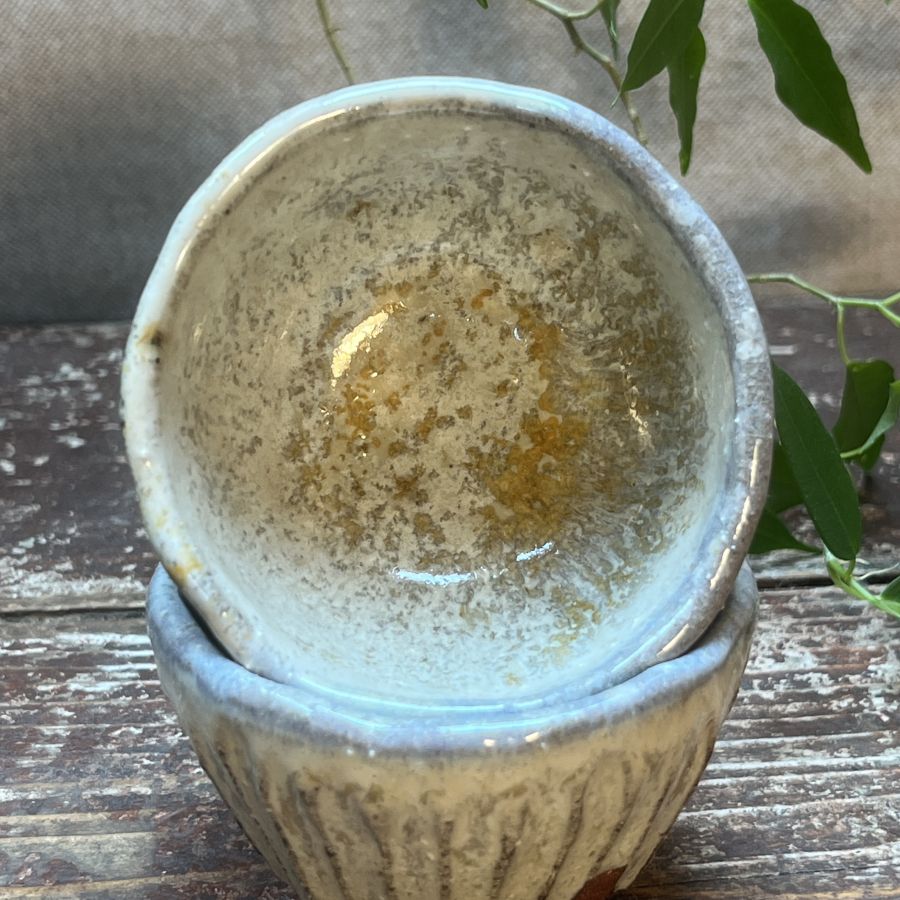 Dvojice vyřezávaných šálků s popelovou glazurou