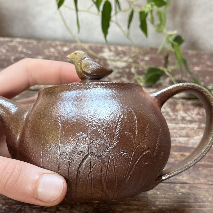 Dřevem pálená čajová konvička s ptáčkem