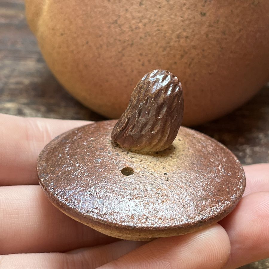 Dřevem pálená konvička se sovou