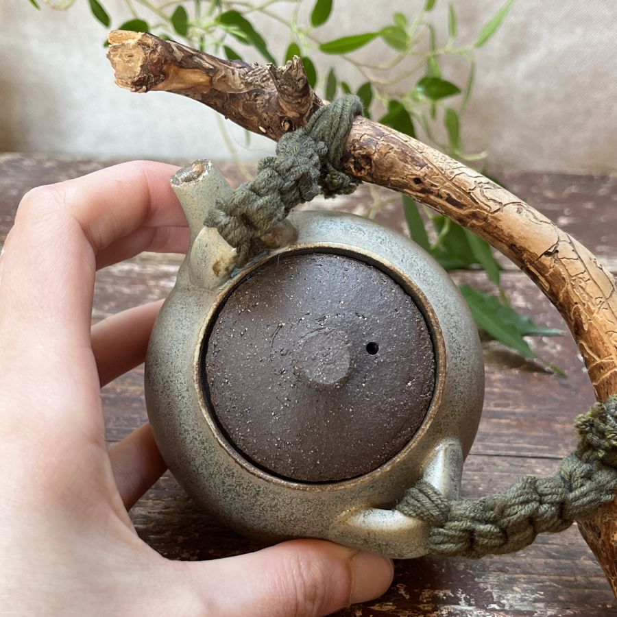 Mintově zelená konvička s větví