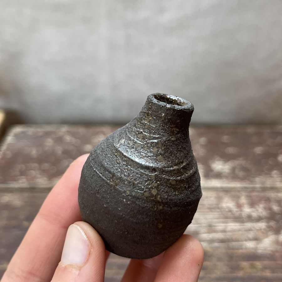 Mini vázička na luční kvítí černá