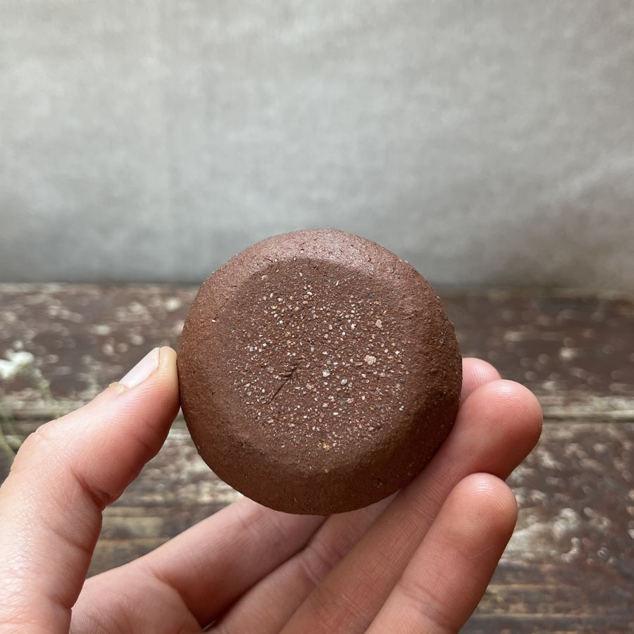 Hnědá vázička z divokého jílu na suché květiny