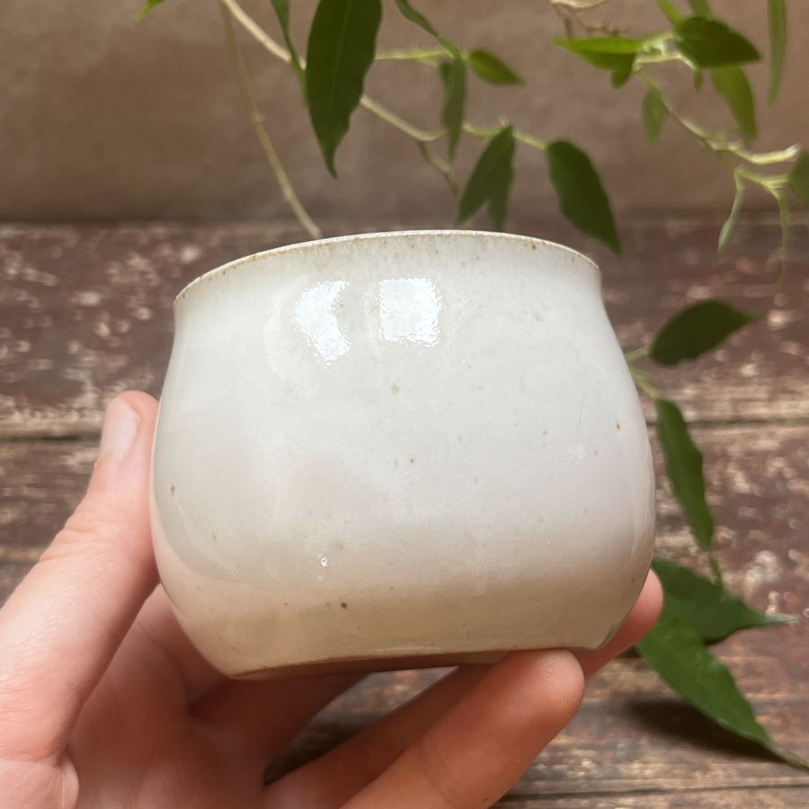 Bílý kalíšek/květináček s letokruhy