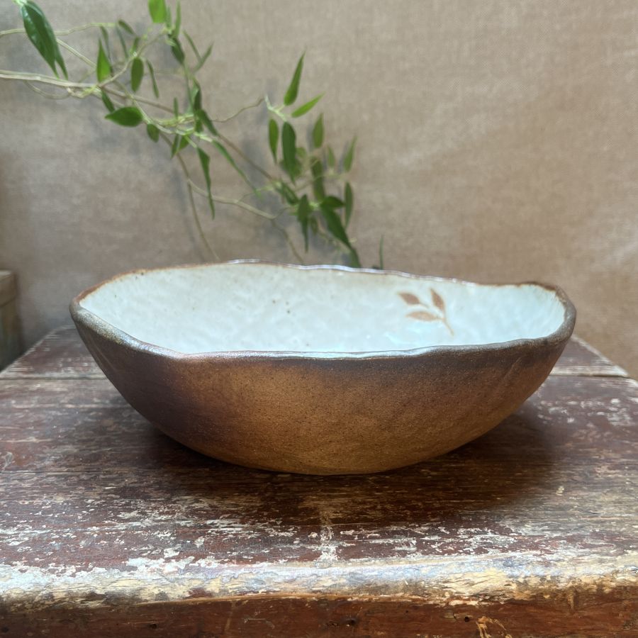 Bílá mačkaná mísa s větvičkou