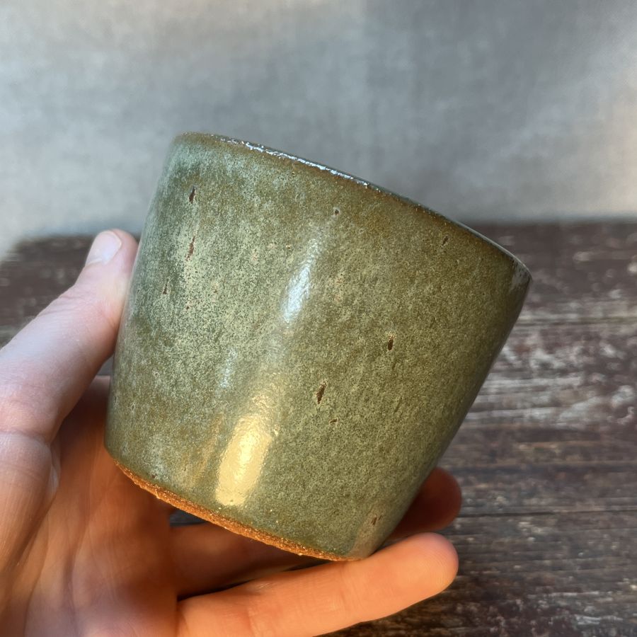 Tmavý kalíšek s lístky