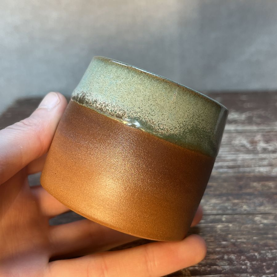 Malý kalíšek se smrky