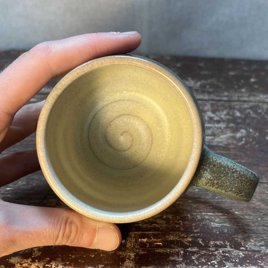 Zelenkavý hrnek s letokruhy