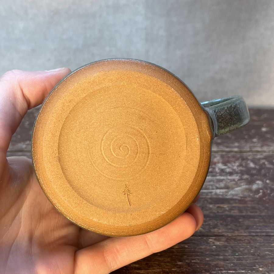 Zelenkavý hrnek se šumavským panoramatem