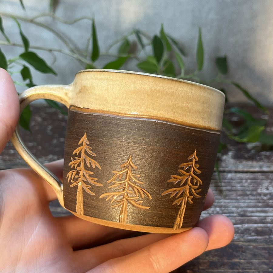 Malý hrnek s nočním lesem