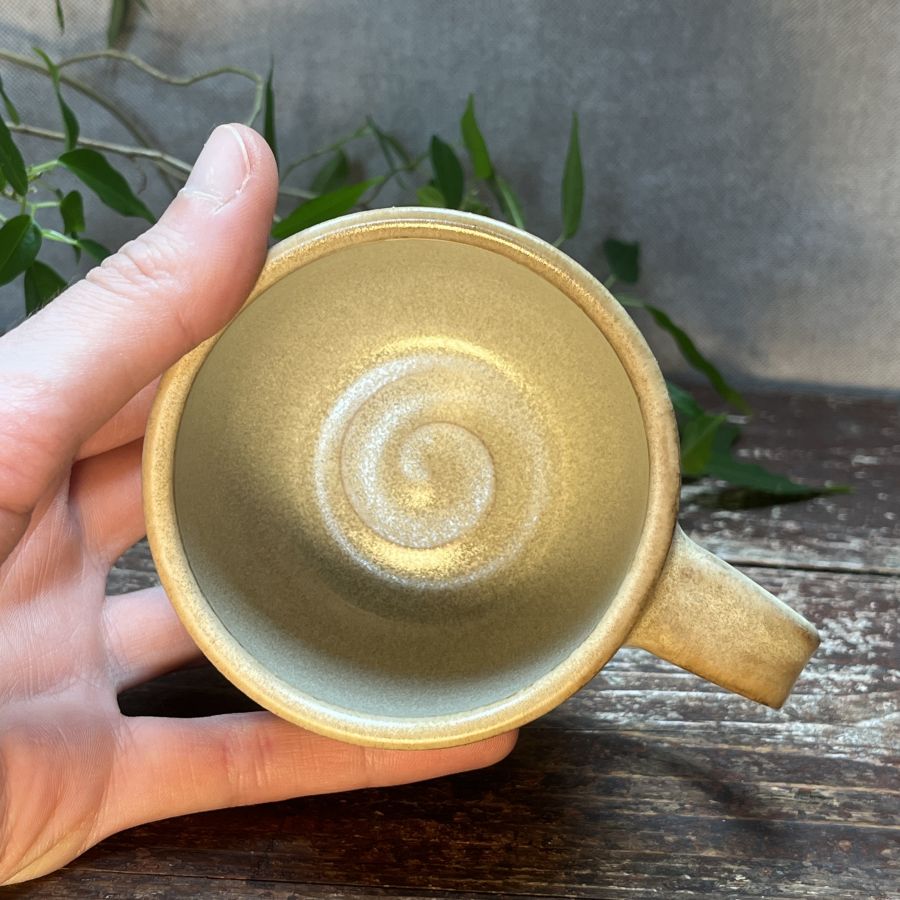 Malý hrneček s proužky