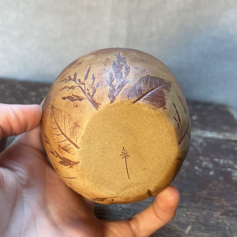 Dvojice misek s otisky louky