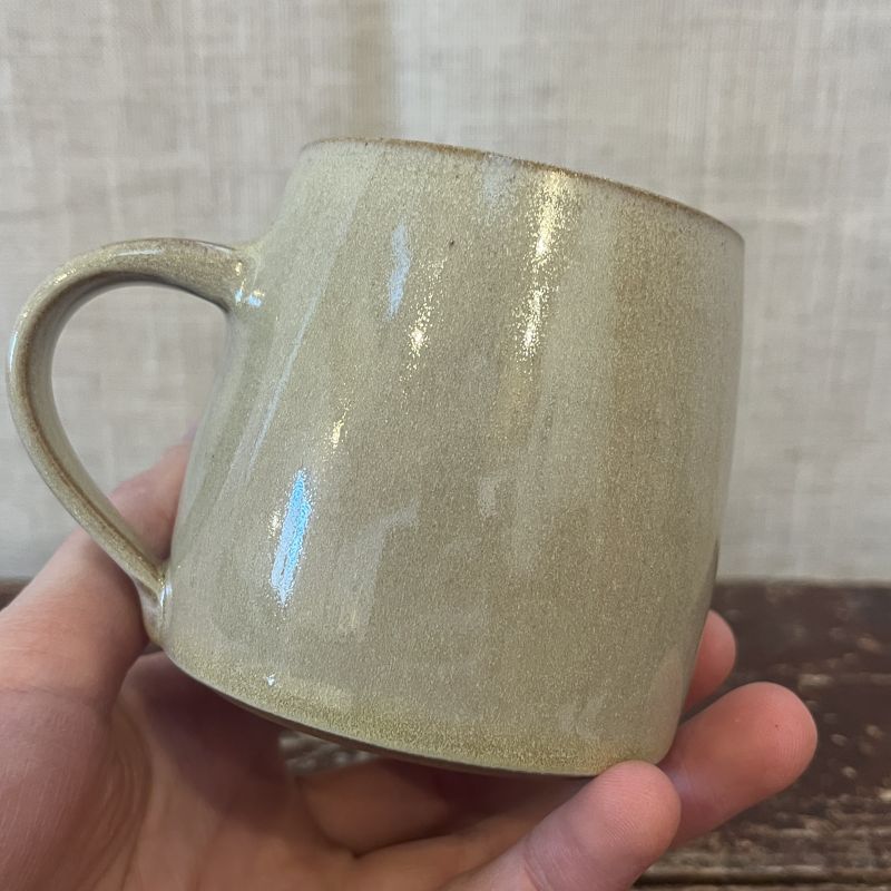 Krémový hrnek s lístky