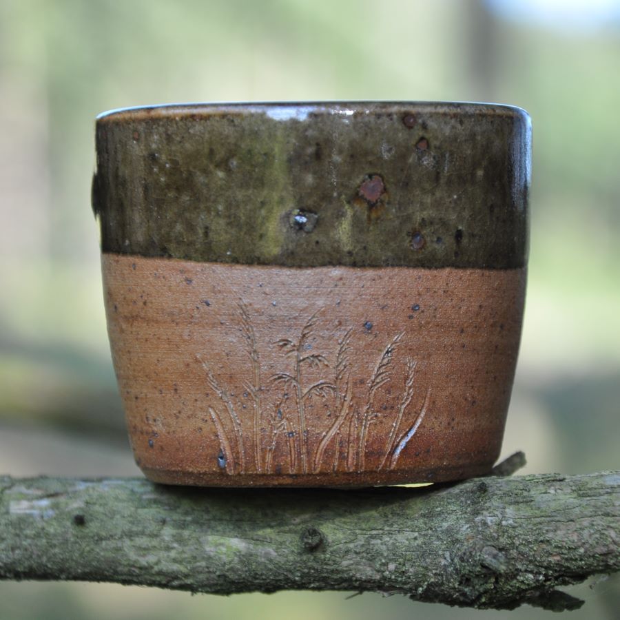 Kalíšek s trávou dřevem pálený sežehnutý