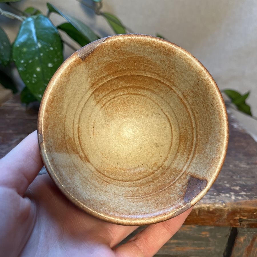 Čajová miska hnědo-béžová