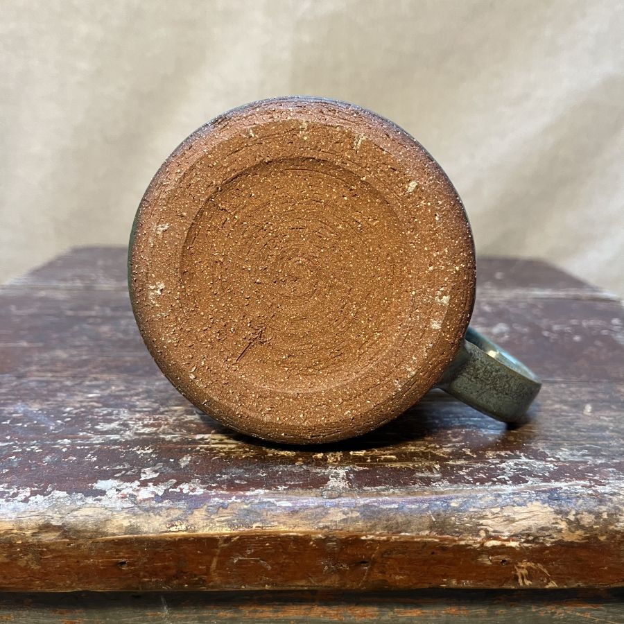 Zelenkavý hrnek se zasněným ptáčkem