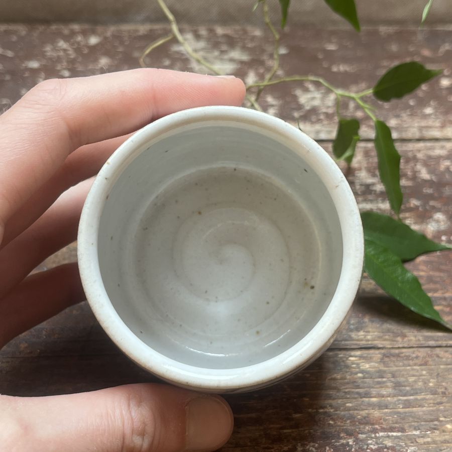 Bílý kalíšek s motivem lístků