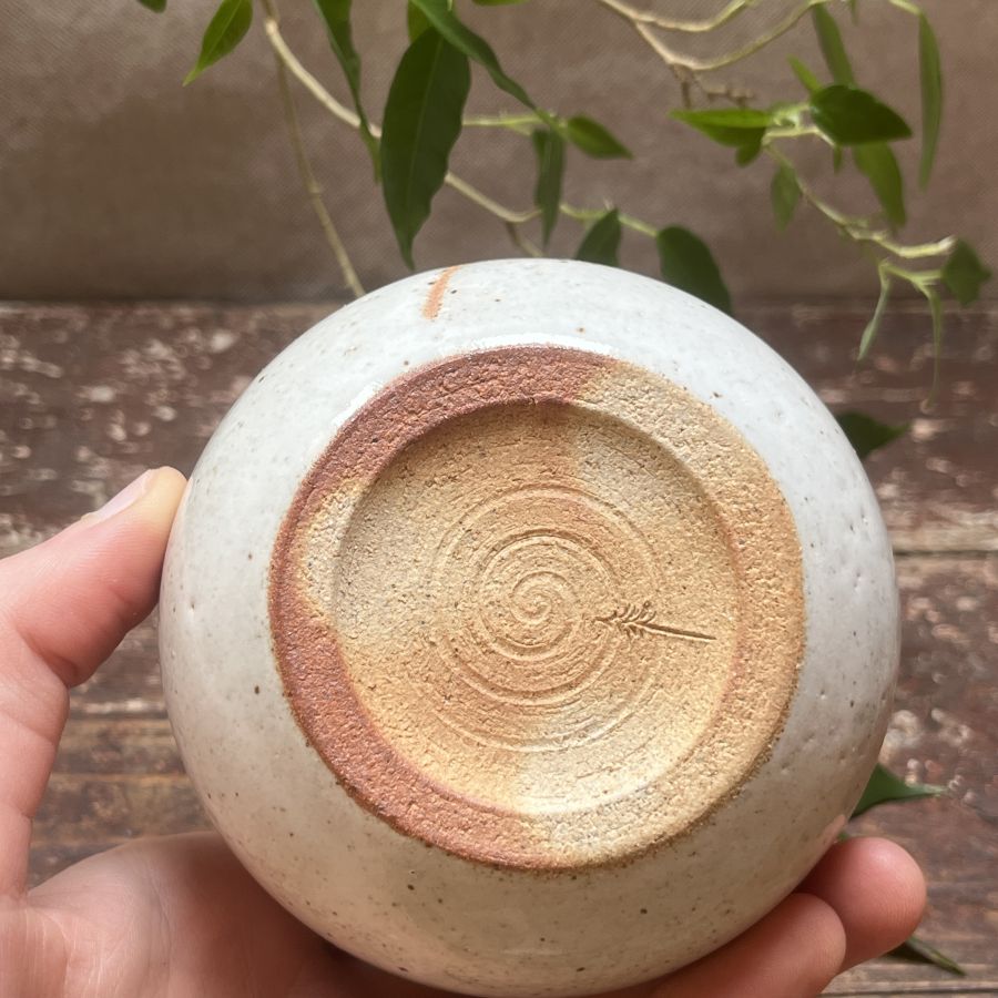 Buclatý kalíšek s lístky