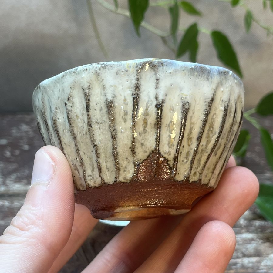 Dvojice vyřezávaných šálků s popelovou glazurou