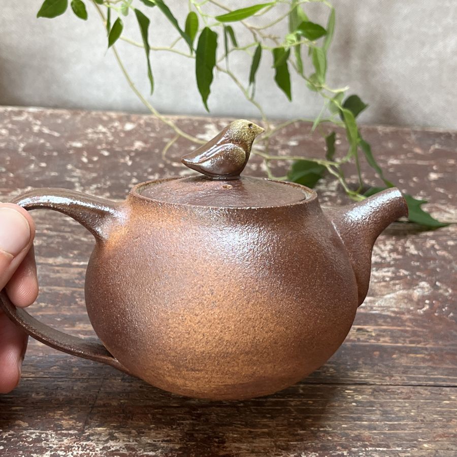 Dřevem pálená čajová konvička s ptáčkem