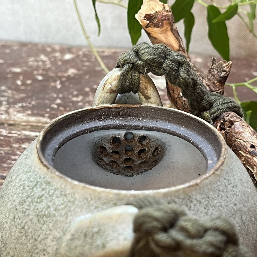 Mintově zelená konvička s větví