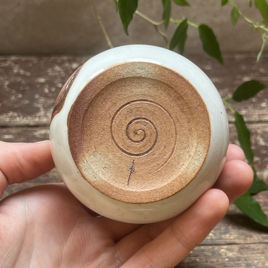 Bílý kalíšek/květináček s letokruhy