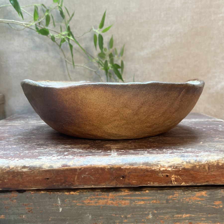 Bílá mačkaná mísa s větvičkou