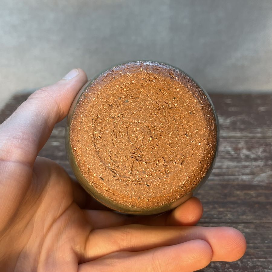 Tmavý kalíšek s lístky