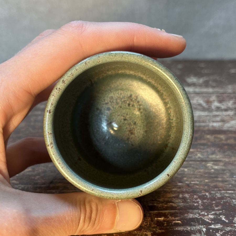 Malý kalíšek se smrky