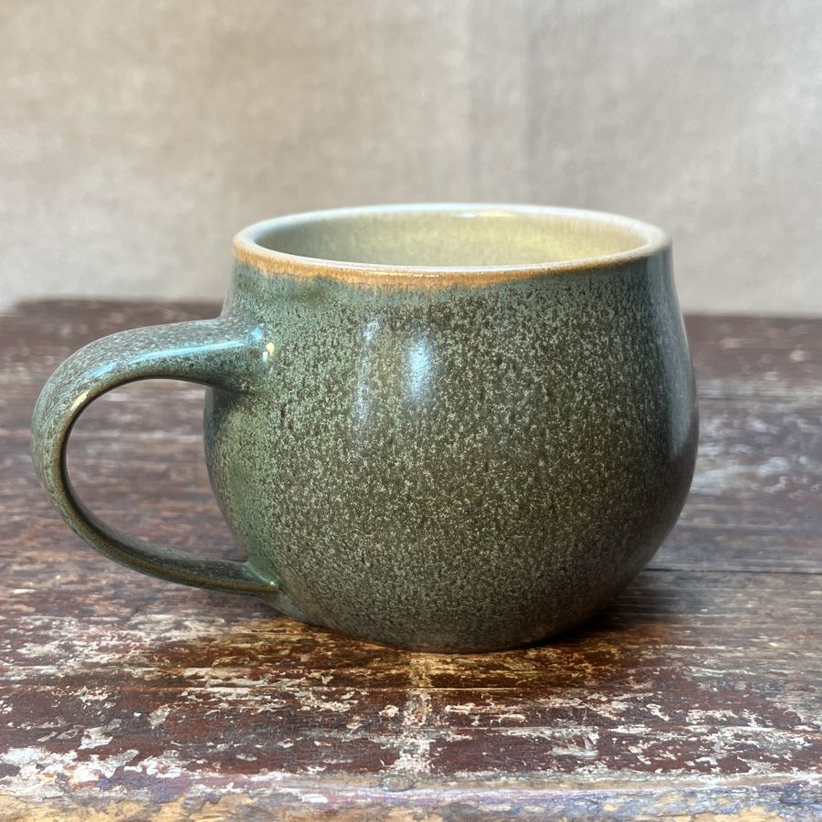 Zelenkavý hrnek s letokruhy