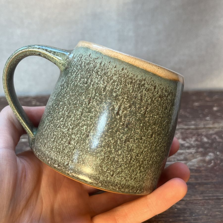 Zelenkavý hrnek se šumavským panoramatem