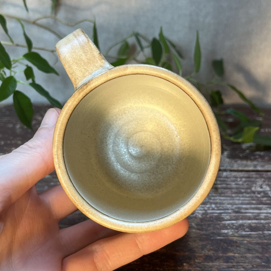 Malý hrnek s nočním lesem