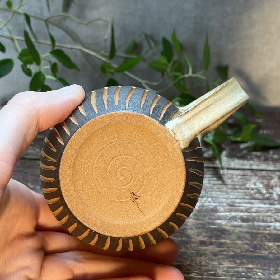 Malý hrneček s proužky