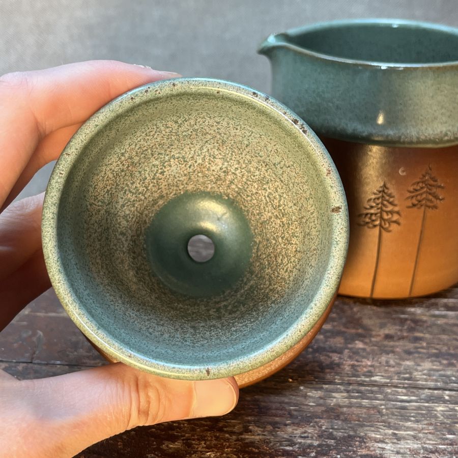 Kávový set - dripper a džbánek se smrky