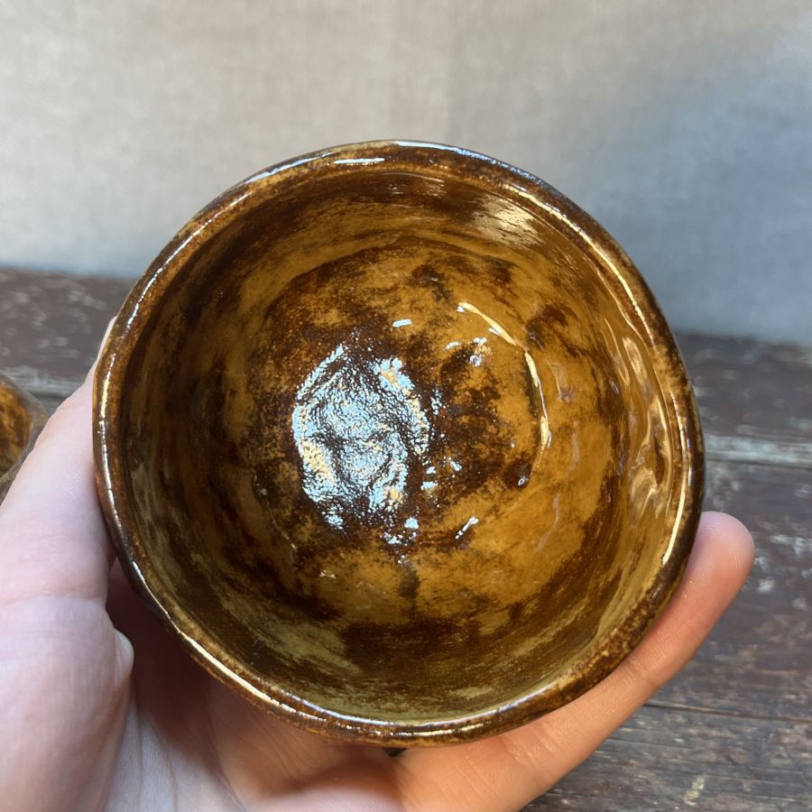 Dvojice misek s otisky louky