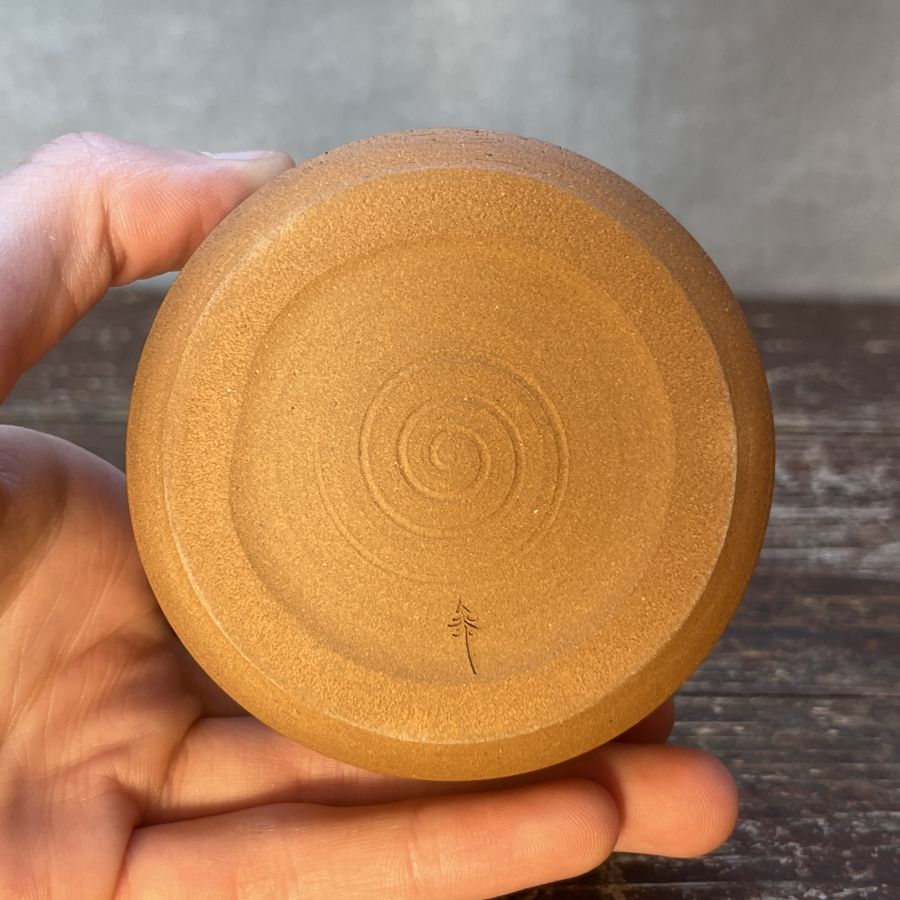 Kalíšek s luční trávou