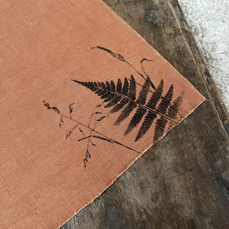 Lněné chabu s kapradinami v barvě rust