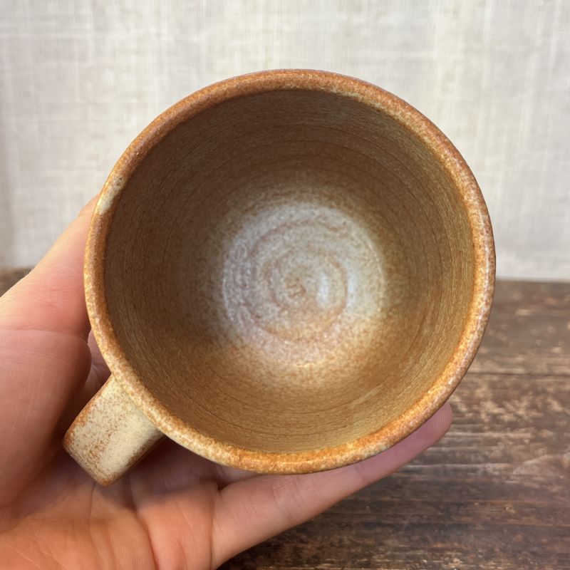 Béžový hrnek se spirálou