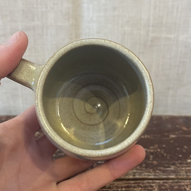 Krémový hrnek s lístky