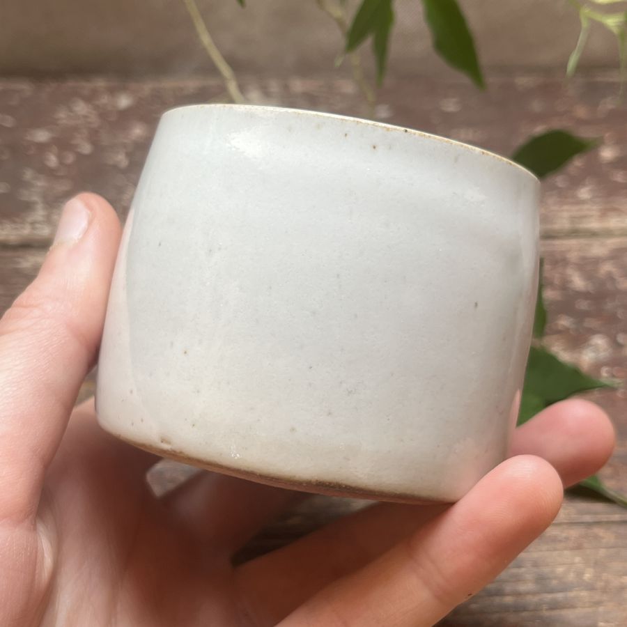 Bílý kalíšek s motivem lístků